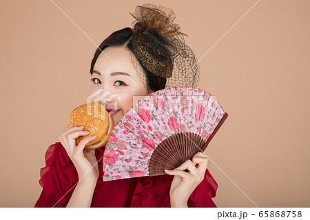 Portrait of female and male in retro fashion and vintage concept 487 65868758