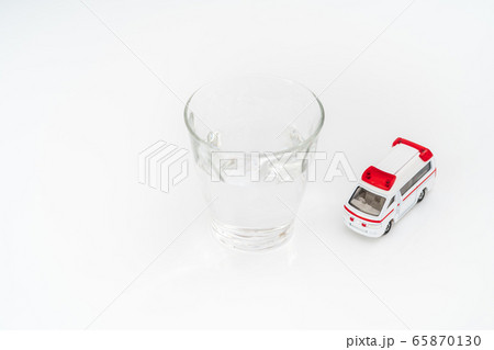 熱中症イメージ　水を注いだコップと救急車 65870130