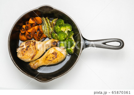 スキレット、料理、アツアツな、骨付きチキン、真上ショット スキレット、料理、アツアツな、骨付きチキン、真上ショット 65870361