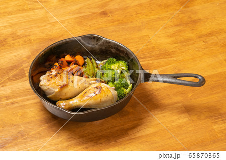 スキレット、料理、アツアツな、骨付きチキン、斜め上ショット スキレット、料理、アツアツな、骨付きチキン、斜め上ショット 65870365