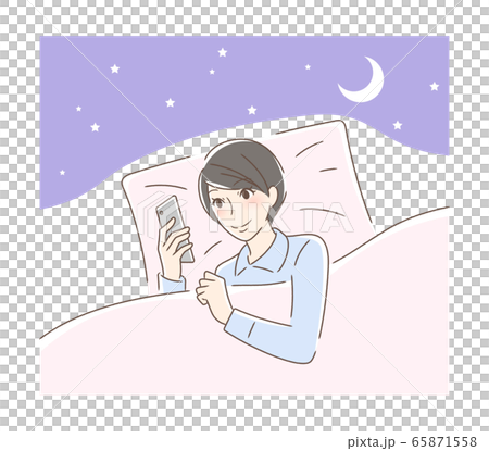 布団の中でスマホを見る笑顔の女性 65871558
