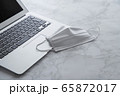 パソコンのキーボードとマスク 65872017