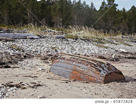 Old abandoned boat 65872828