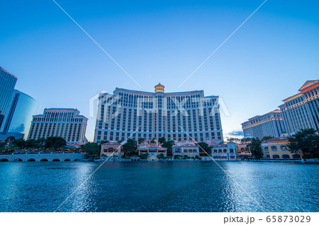 ラスベガス、ベラージオ、夕方、水面の反射 65873029