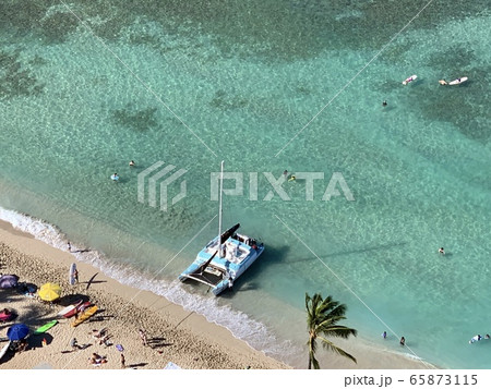 ワイキキの海に浮かぶ 65873115