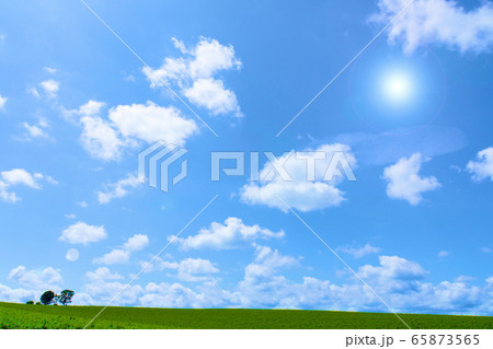 真夏の北海道の大自然 青い空と白い雲のイラスト素材