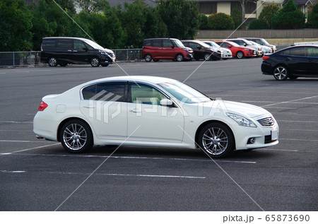 観光客が大勢訪れる有名な施設の広い駐車場 65873690