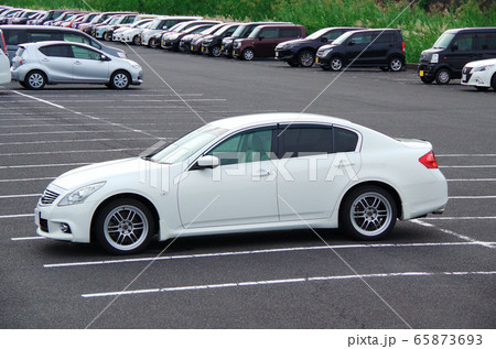 観光客が大勢訪れる有名な施設の広い駐車場 65873693