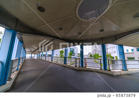 日本の横浜都市景観　横浜アリーナなどに続く歩道橋 65873879