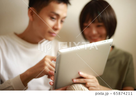 タブレット端末を使うカップル タブレット端末を使うカップル 65874211