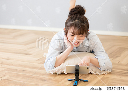 女性 ライフスタイル スクリーンタイム 女性 ライフスタイル スクリーンタイム 65874568