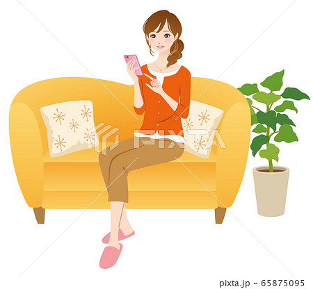 スマホを操作する女性 リラックス スマホを操作する女性 リラックス 65875095