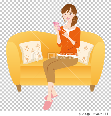スマホを操作する女性 リラックス スマホを操作する女性 リラックス 65875111