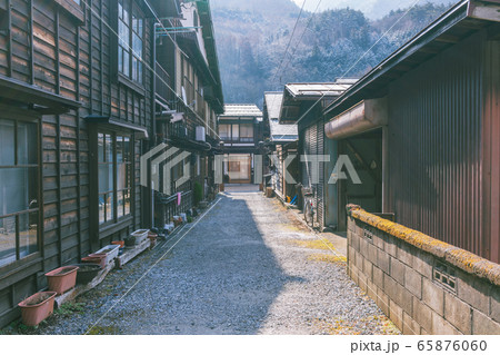 朝の光に包まれる奈良井宿の路地裏　　塩尻市 65876060