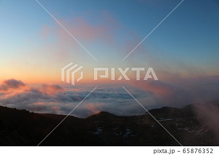 国道２９２号線渋峠の夜明けの雲海の光景 65876352