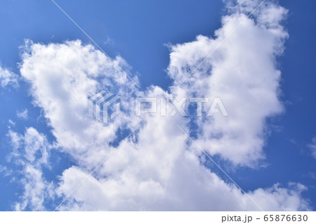 面白い涌き雲 青空背景 面白い形の雲 青空背景 の写真素材