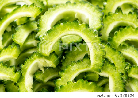 ゴーヤ(スライス)のアップ。 65878304