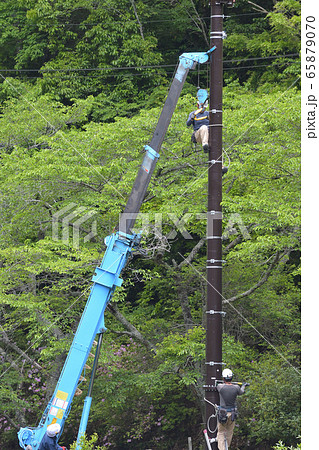 携帯電話基地局 建柱車の作業風景 携帯電話基地局 建柱車の作業風景 65879070