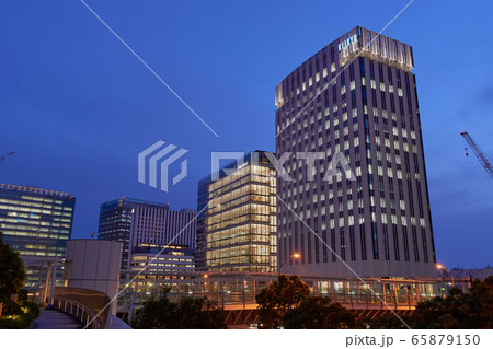 都市夜景 横浜駅近くのオフィス街の夕景 都市夜景 横浜駅近くのオフィス街の夕景 65879150
