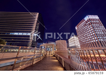 都市夜景 横浜駅近くのオフィス街の夜景の写真素材