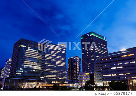 都市夜景 横浜駅近くのオフィス街の夜景の写真素材
