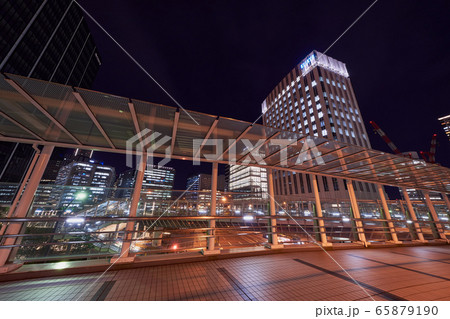 都市夜景　横浜駅近くのオフィス街の夜景 65879190