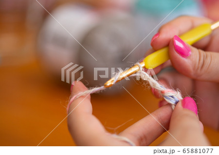 手芸　毛糸編んでいる手元。 65881077