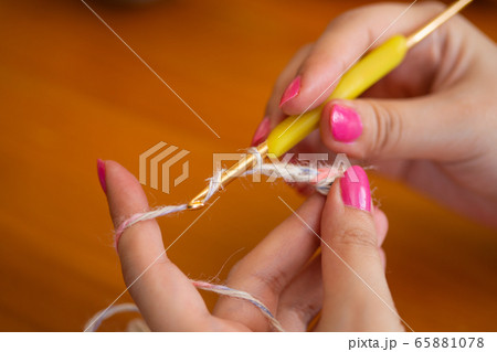 手芸　毛糸で何が編み上がるか楽しみです。 65881078