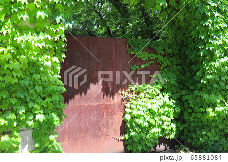 錆びた鉄の扉 65881084