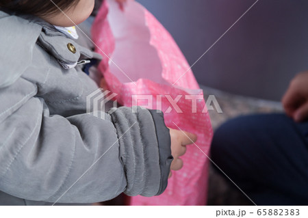 紙袋を持つ幼児 紙袋を持つ幼児 65882383
