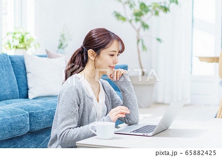 女性　ノートPC　在宅 65882425