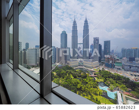 クアラルンプール 大窓 ペトロナス ツインタワー Twin Tower Kuala Lumpurの写真素材