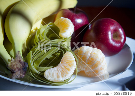 Bananas, apples, mandarin and uncooked spinach 65888819