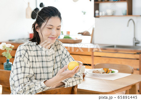 女性 食事 ダイニングキッチン 女性 食事 ダイニングキッチン 65891445