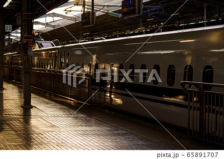 鉄道 新幹線の停車する駅の風景 鉄道 新幹線の停車する駅の風景 65891707