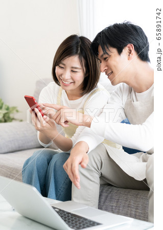 若い夫婦　スマホ 65891742