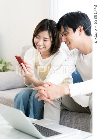 若い夫婦　スマホ 65891743