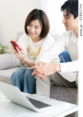 若い夫婦 スマホ 若い夫婦 スマホ 65891744