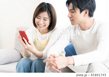 若い夫婦　スマホ 65891745