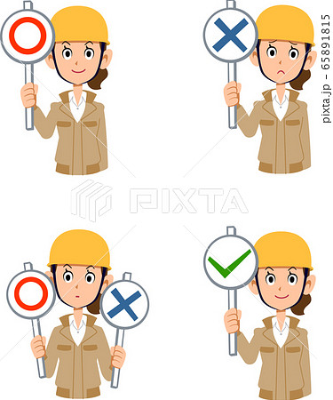 正解と不正解の札を持ちヘルメットを被った作業着の女性 65891815