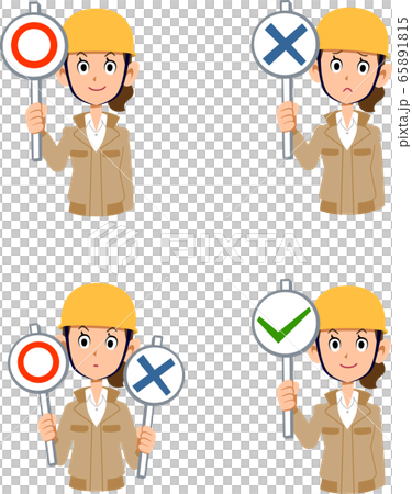 正解と不正解の札を持ちヘルメットを被った作業着の女性 65891815