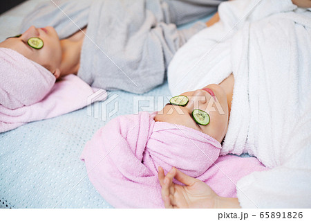 Two pretty girls doing facial spa treatments 65891826