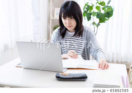 女子高生　学習　パソコン 65892595