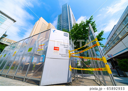 日本の横浜都市景観 喫煙所 封鎖 それでも 喫煙所の外で吸う人が 桜木町駅前の写真素材