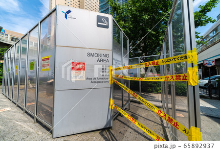 日本の横浜都市景観 喫煙所 封鎖 それでも 喫煙所の外で吸う人が 桜木町駅前の写真素材