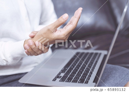 Office syndrome, women arm pain 65893132