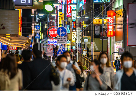 日本の横浜都市景観　横浜の夜・マスク姿。緊急事態宣言 きょう全面解除を表明＝5月25日、横浜駅前 65893317