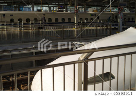 N700系新幹線の停車する駅の風景 新大阪駅 N700系新幹線の停車する駅の風景 新大阪駅 65893911