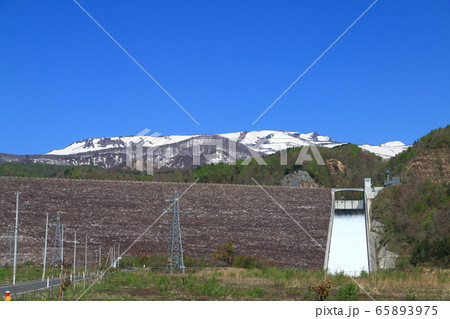 春の焼石連峰と奥州湖 65893975