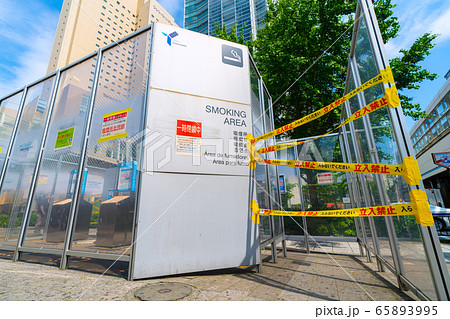 日本の横浜都市景観 喫煙所 封鎖 それでも 喫煙所の外で吸う人が 桜木町駅前の写真素材